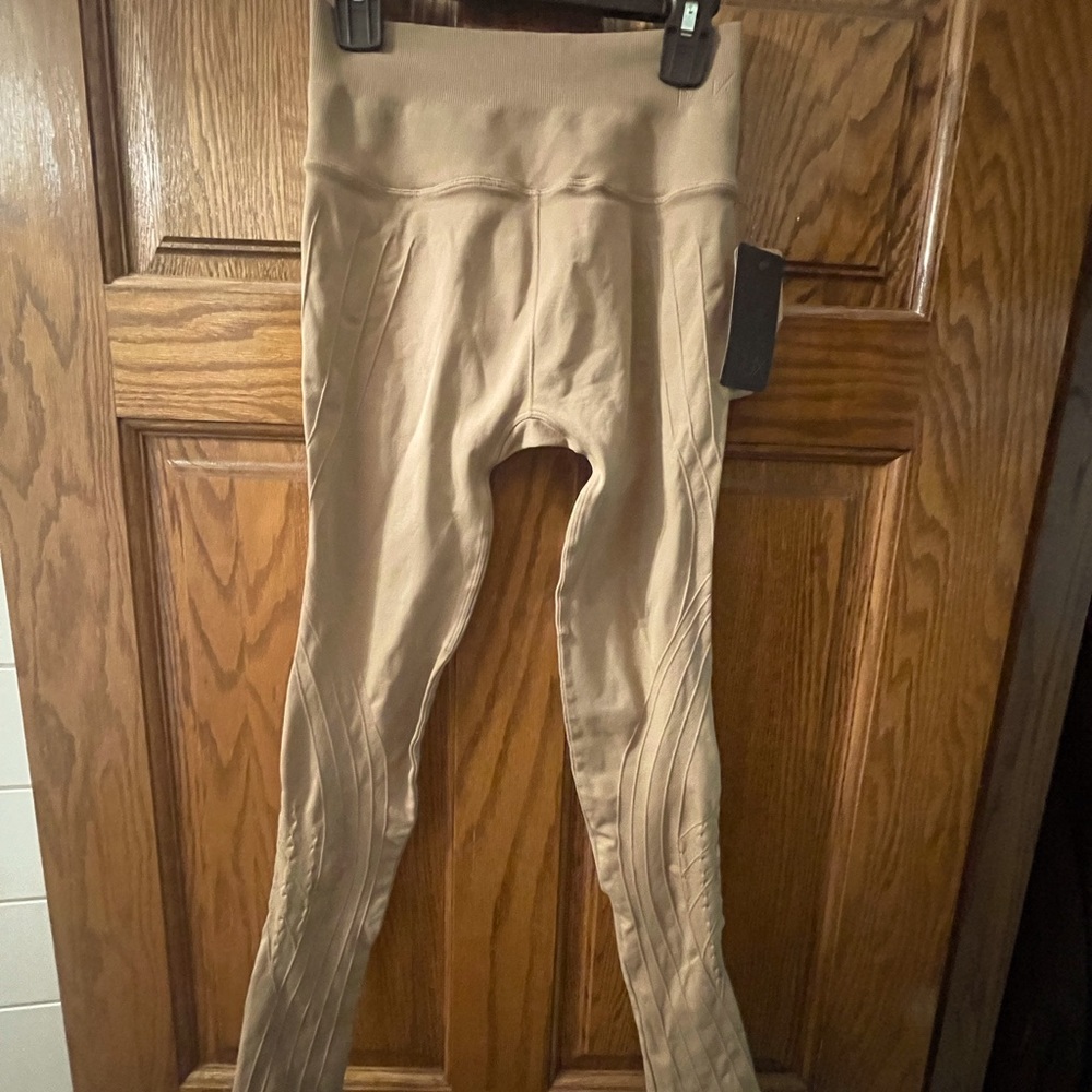 NUX high rise Mesa legging NWT small